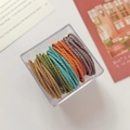 Lot d'élastiques à cheveux tressés colorés dans une boîte de rangement avec cinq couleurs - 50 Pièces en Boîte / Multicolore Profond