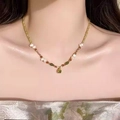 Collier plaqué or 18k avec zircon carré vert, perles et perles vintage sur modèle - Style Vintage Zirconia Carré Vert (15#)