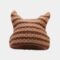 Détail macro du bonnet rayé montrant la texture épaisse du fil et les oreilles de chat - Taille unique / Rayures Zébrées Marron Kaki