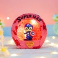 Luce notturna Captain America in resina su base rosa con calda luce LED e dettagliati - Luce Notturna del Carillon a Manovella (999-6) / Supereroe Rosso