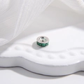Dettaglio macro di charm in argento S925 con cristallo verde smeraldo per gioielli fai da te - diamante verde / 6mm / Oro bianco