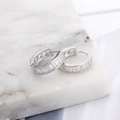 Pendientes de aro plateados con circonitas baguette sobre fondo de mármol blanco - Plata (D9119)