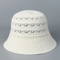 Vue détaillée du motif en tricot crocheté ajouré blanc d'un chapeau bob minimaliste - M (56-58cm) / Blanc
