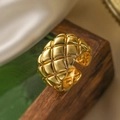 Vergulde brede open ring met gewatteerd geometrisch patroon op houten standaard - Gouden Doorgestikte Rasterstijl