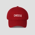 Detailansicht einer klassischen roten Baseballkappe mit weißem Cheese-Schriftzug. - M / Burgunderrot