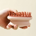 Detailopname van de zachte siliconen haren en flexibiliteit van de hoofdmassageborstel - OPP Zak / Roze