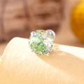 Boucle d'oreille clou en zircon vert rond serti sur acier titane sur papier texturé - Dégradé Vert Menthe (A349-5) / 8mm (Pièce Unique)