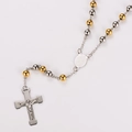 Detalle de collar de rosario bicolor con colgante de cruz y placa de icono sagrado oval - Bicolor (Oro y Plata)