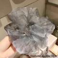 Detalle del coletero de organza gris plata con diámetro de 14cm y textura brillante - Gris