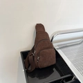 Verstellbare braune Cord-Brusttasche mit zwei Reißverschlussfächern und breitem Gurt - Braun