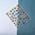 Vue macro détaillée de stickers à ongles 5D embossés avec motifs floraux rétro colorés - Motif de Carreaux Rétro (FEB-344)