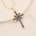 Dettaglio macro del ciondolo a croce in oro 18K con pietre blu e catena a serpente - 4# Blu Reale
