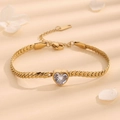 Bracelet coeur en titane doré avec pierre de zircon sur fond beige doux et élégant - Cœur en Strass / Doré