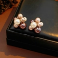 Détail de boucles d'oreilles perles en grappe aux tons blanc, champagne et chocolat sur cuir - Style Violet Champagne Or Café Clair (14#)