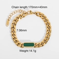 Detail van de 18K vergulde Cubaanse schakelarmband met rechthoekige groene malachiet - Gouden Cubaanse Schakelarmband - Groene Malachiet Textuur