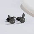 Primer plano de pendientes de tuerca de conejo minimalistas en acero inoxidable negro mate - Negro