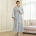 Dicker grauer Korallenfleece-Bademantel für Herren mit gestepptem Kragen und Gürtel - M / Himmelblau
