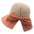 Dettaglio di un cappello di paglia beige traforato con un grande fiocco arancione - Regolabile / Rosso Mattone