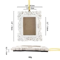 Europese vintage witte fotolijst hanger met snijwerk en geel ophangkoordje - Maat 11 / Wit