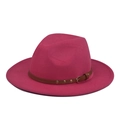 Detail van fuchsia wollen fedora hoed met bruine riem met studs en metalen gesp sluiting - Volwassene 57-60cm / Rozerood