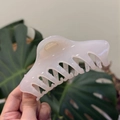 Transluzente cremrosa 12cm Schmetterling Haarklammer für dickes Haar in der Hand - Gelee Weiß