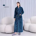 Albornoz grueso de franela verde bosque para mujer con ribetes blancos y cinturón - M / Verde Bosque (Mujer)