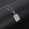 Minimalistische silberne Edelstahlhalskette mit rechteckigem Muschelanhänger und Buchstabe E - Silber Buchstabe E