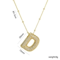 Makroaufnahme von Zirkonia Buchstabe D Anhänger Halskette mit Maßen 20x15mm - Gold Perlenkette - D