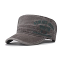 Detail der vintage grauen Military Cap aus gewaschenem Canvas mit Stickerei - Verstellbar / Kaffeebraun