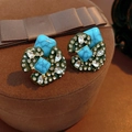 Vista detallada de pendientes vintage irregulares con piedra azul y strass brillante - Aguja de Plata - Azul y Verde / Verde azulado