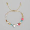 Pulsera de cuentas hecha a mano con perlas blancas, colgante letra B y cordón dorado - Estilo Letra B (ZZ-B24061901B-F)