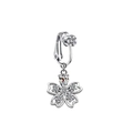 Détail d'un clip d'oreille coeur argenté avec motif de fleur en zircone brillant - Style Fleur de Cerisier Argenté (FBR3102831)