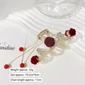 Pince à cheveux dorée avec trois roses en velours rouge, strass et glands à chaîne - 32# Rose Ondulée