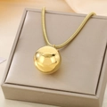 Primer plano del colgante de bola hueca bañada en oro de 18K en cadena de serpiente - Collar de Oro de 25mm (KN287770-Z)