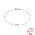 Elegante bracciale in argento sterling S925 con ciondolo a cuore cavo su sfondo bianco - Cuore Cavo / Oro Bianco