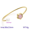 Gouden roestvrijstalen open armband met schelpparel en roze bloemmotief voor dames - Gouden Roze Bloem Stijl (KB123081-K)
