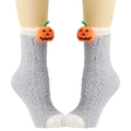 Nahaufnahme grauer Korallenvlies-Socken mit dekorativer 3D-Kürbis-Plüschfigur - Kürbiskopf / Grau