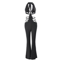 Detail des schwarzen Neckholder-Jumpsuits mit seitlichen Ausschnitten und Metallnieten - S / Schwarz