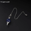 Kegelförmiges blaues Lapislazuli Kristallpendel mit Silberkette auf schwarzem Grund - Lapislazuli
