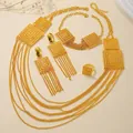 Detailansicht eines vergoldeten Schmucksets mit mehrlagigen Quasten und geometrischem Muster - Hohles Rollwerkmuster Quadrat Quaste Stil (Wie in Abb. 1)