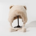 Plüschige beige Wintermütze mit Bärenohren und flauschigen Bommel-Ohrenklappen - M (56-58cm) / Gebrochenes Weiß