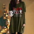 Detail von Weihnachtswichtel-Print und Merry Christmas-Schriftzug auf olivgrünem Kleid - Armeegrün