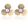 Golden shell-shaped petal stud earrings with a central white pearl inlay - Gold XLEH038 (Pearl Clover)