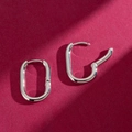Minimalist silver oval hoop earrings with high-polished surface and hinged closure - Oval Geometric / White Gold