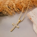 Collana con ciondolo a croce in rame dorato e zirconi su sfondo di pietra rustica - Croce d'oro con zirconi bianchi completi
