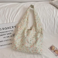 Détail du sac cabas en toile fleurie avec fleurs orange sur tissu vert clair - Floral Orange