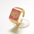 Dettaglio anello dorato regolabile con smalto rosa e motivo Mano di Fatima in cristallo - Aperto Regolabile / Rosa Rosso