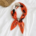 Foulard quadrato plissettato arancione da donna con motivi di sagome di uccelli neri - Gatto Specchio Arancio Rosso