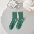 Calcetines de punto acanalado verde hierba para mujer en un entorno de estilo minimalista - Talla única / Verde Crema