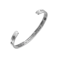 Detalle de la cita inspiradora grabada y diseño de flecha en el brazalete de acero - Girl Color Acero (B1009)